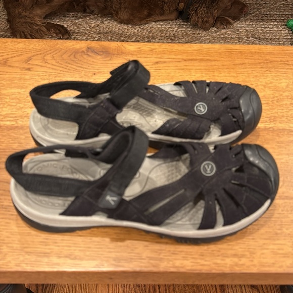 Keen ladies 9.5 sandals - Picture 2 of 9